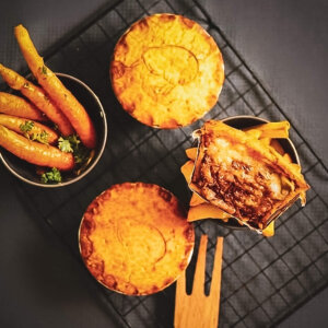Brockleby's Steak and Cheese Gluten Free Kiwi Pie served with Chips and Carrots